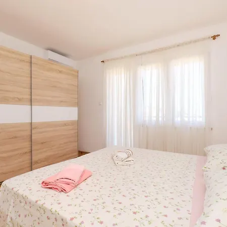 Πανσιόν Sea View Sandra In 4*